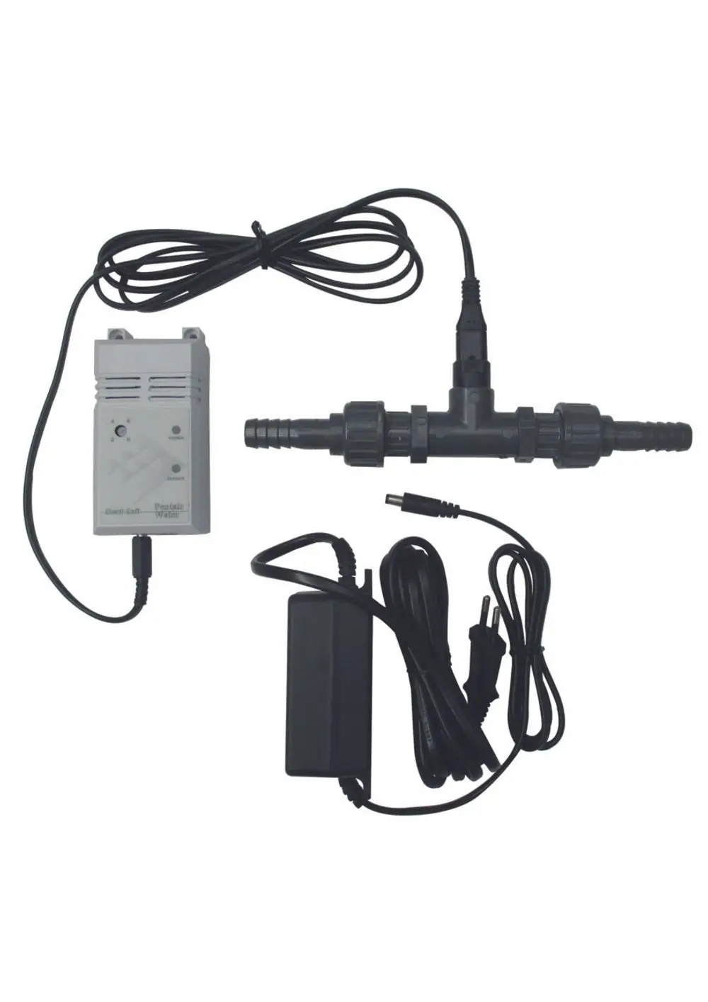 Judo Desinfektionseinrichtung mit einer Regelbox und einem Verbindungsstück, ausgestattet mit elektrischen Leitungen und einem Netzadapter für die Stromversorgung.